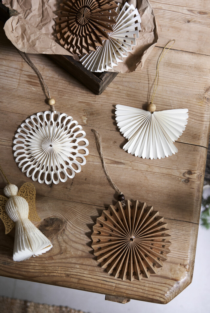 Även de klassiska änglarna och dekorationerna finns i den naturnära färgskalan. Foto: Sostrene Grene vitt och brunt - jordnära färgskala i jul 2020