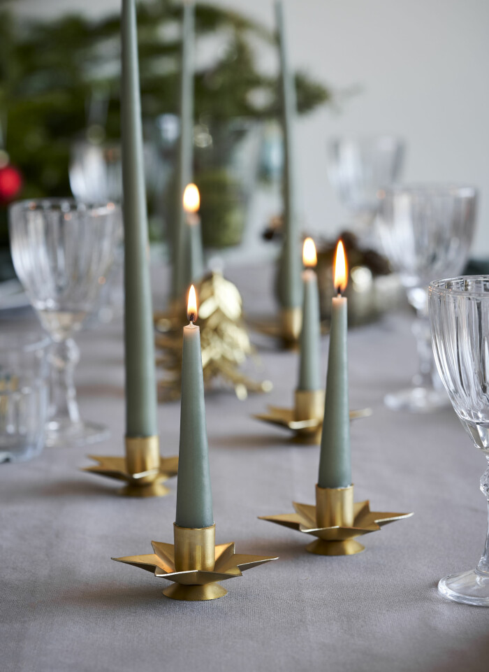 Ljusmanschetter och färgade ljus sätter personlig prägel på dukningen. Foto: Sostrene Grene gröna ljus med manschett i guld