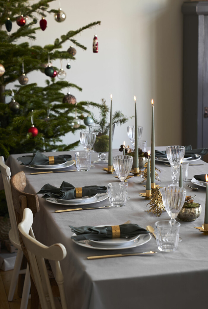 Juldukning med lyxiga detaljer i guld. Foto: Sostrene Grene juldukning med detaljer i guld