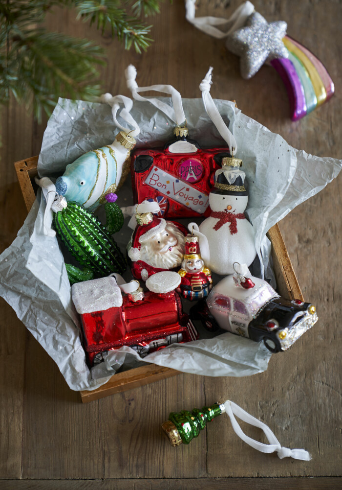 Klassiska figurer att hänga i julgranen. Foto: Sostrene Grene lekfulla juldekorationer i form av tomte och snögubbe