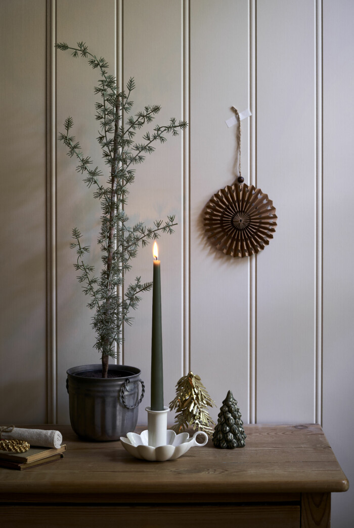 Naturnära färgskala och dekorationer i form av granar är populära i jul. Foto: Sostrene Grene grönt och granformer hos Sostrene Grene
