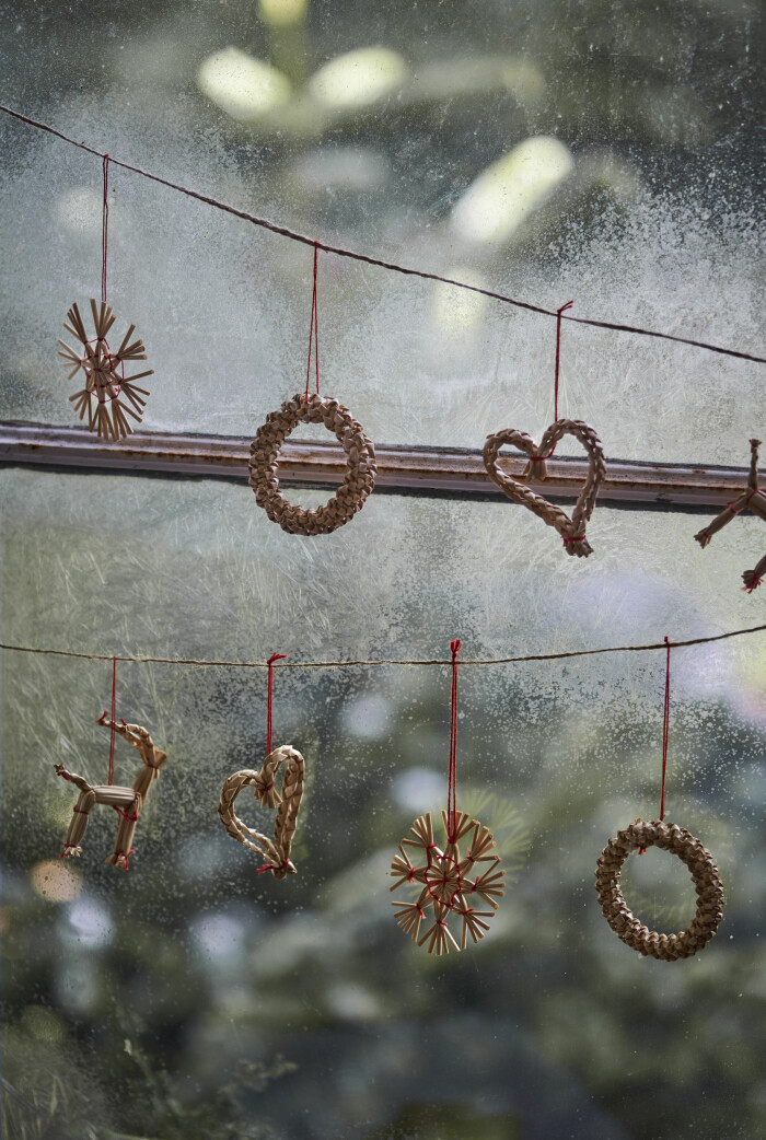 Snyggt DIY-julpynt med en girlang med hängen i halm. Foto: Sostrene Grene girlang med halmdekorationer till jul