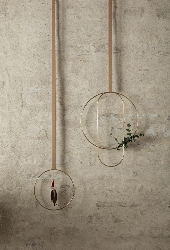 En krans kan också vara minimalistisk, som dessa i mässing. Foto: Ferm living minimalistisk krans i guld