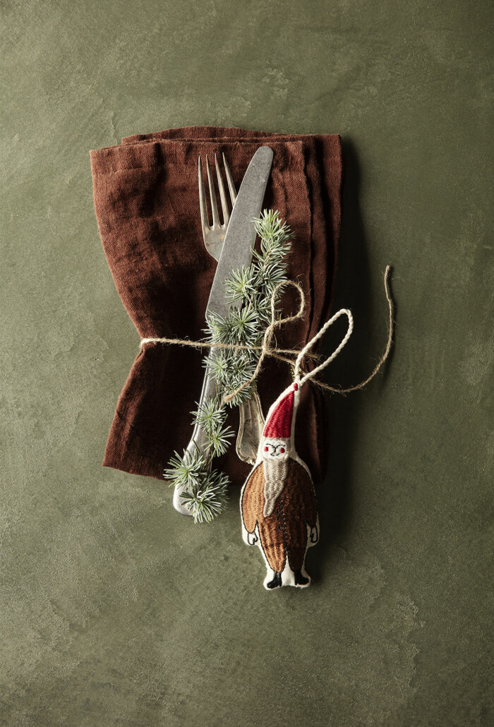 Inspiration till juldukningen. Foto: Ferm living klassisk juldukning med tomte och granbarr