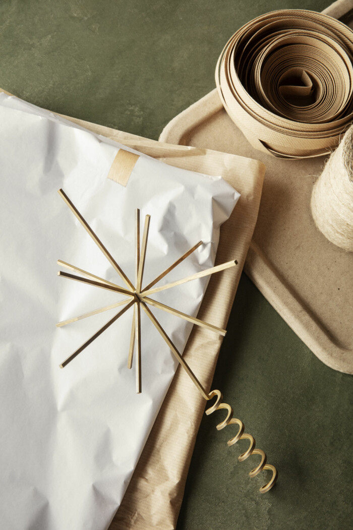 Toppstjärnan kan också få en trendig uppdatering i minimalistiskt guldutförande. Foto: Ferm living toppstjärna i minimalistiskt utförande i mässing