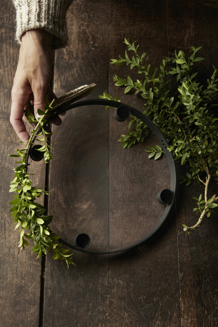 Pynta den runda ljusstaken som en krans till bordet. Foto: Ferm living Krans kombinerad med rund ljusstake