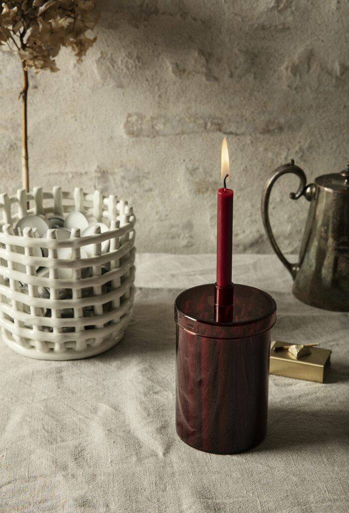 Julrött och praktiskt med förvaring för ljusen i själva ljusstaken. Foto: Ferm living ljusstake med förvaring för ljus i