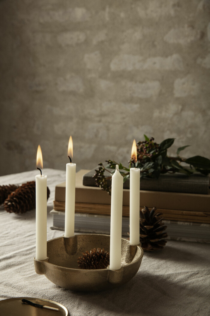 En modern variant på den klassiska julljusstaken. Foto: Ferm living ljusstake med plats för fyra ljus och dekorationer