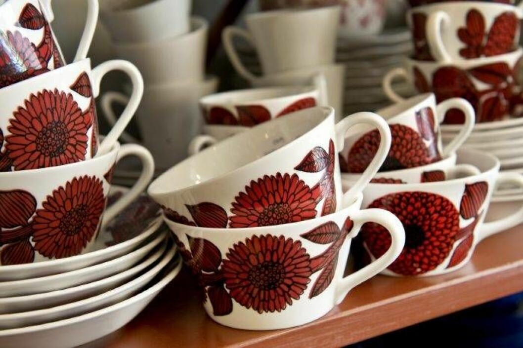 Koppar i serien Röd Aster av Stig Lindberg. Foto Jonas Ekströmer/TT Vita kaffekoppar med stora röda aster-blommor, av Stig Lindberg.