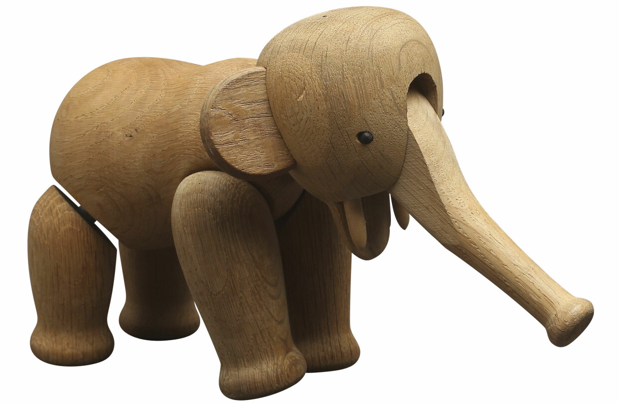 Rörlig snabel och rörliga ben. Elefanten finns att köpa ny för ca 1300 kr, det här originalet från mitten av 1900-talet, ca 13 cm hög, fyndades på auktion 950 kr på Auktionshuset Kolonn. Kaj Bojesens elefant i trä.