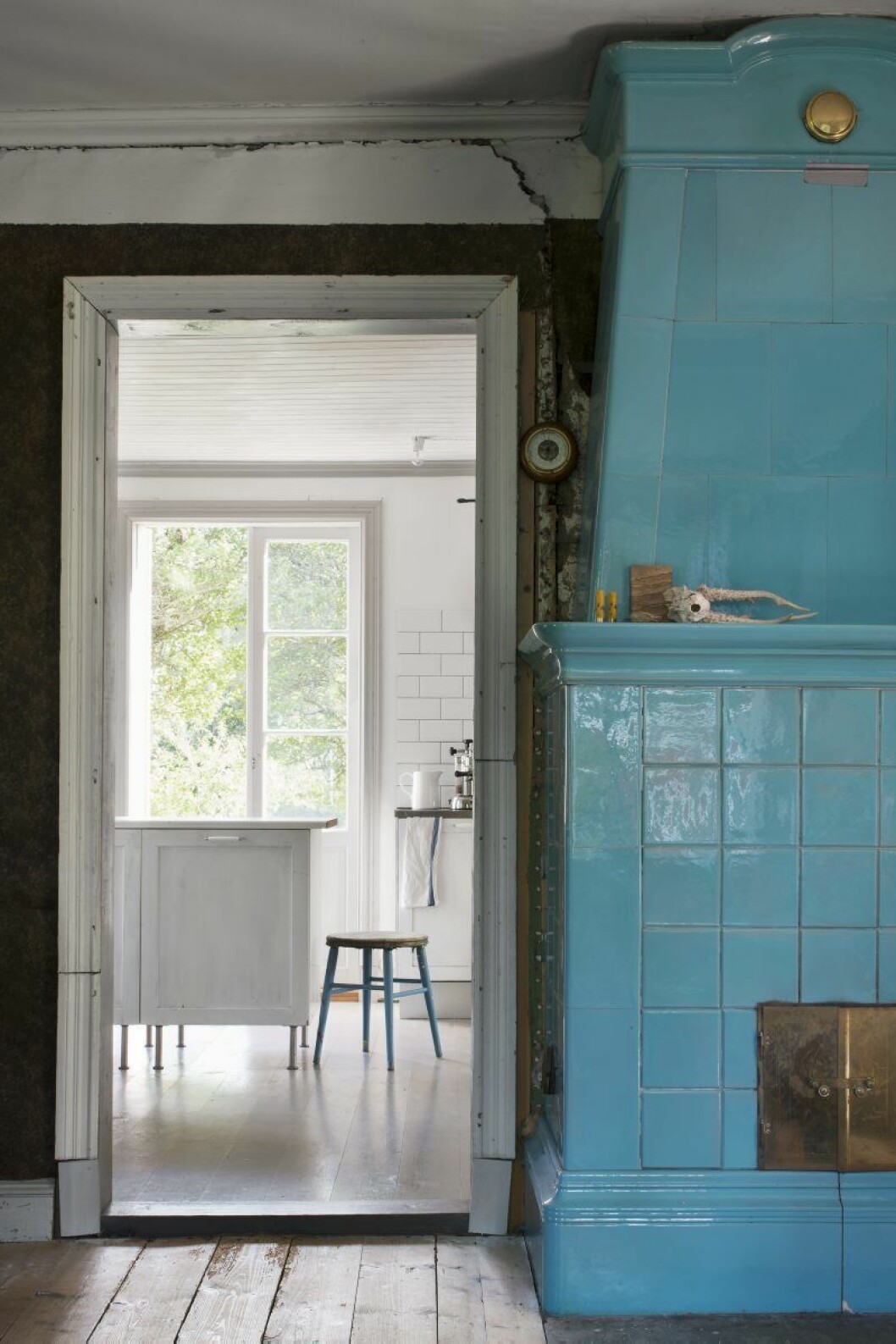 Kakelugnen ståtar i vardagsrummet. På vintern värmer den upp halva huset. Kakelugnen ståtar i vardasgrummet. På vintern värmer den upp halva huset.