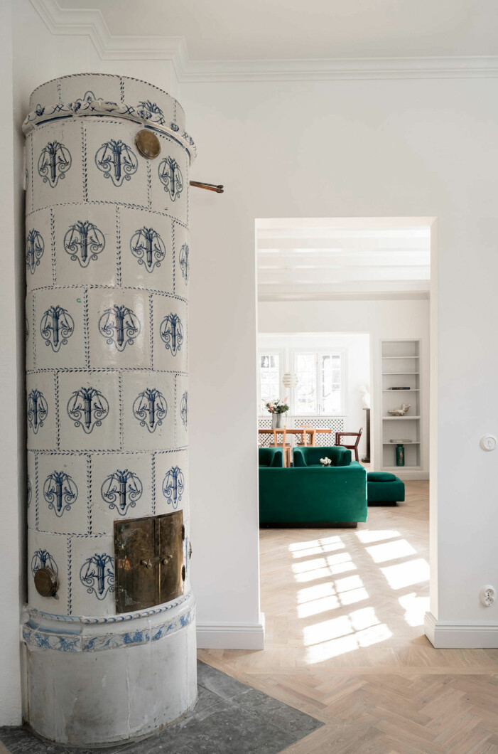 Husets interiör må ha totalrenoverats i år, men flera originaldetaljer består. Sekelskiftesvilla med kakelugn i Djursholm