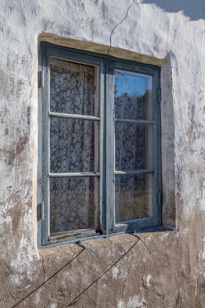 Huset ligger på norra Gotland, Fårö. kalkstenhus fönster