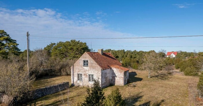 Kalkstenshuset ligger på en tomt med gångavstånd till havet. kalkstenhus på Fårö