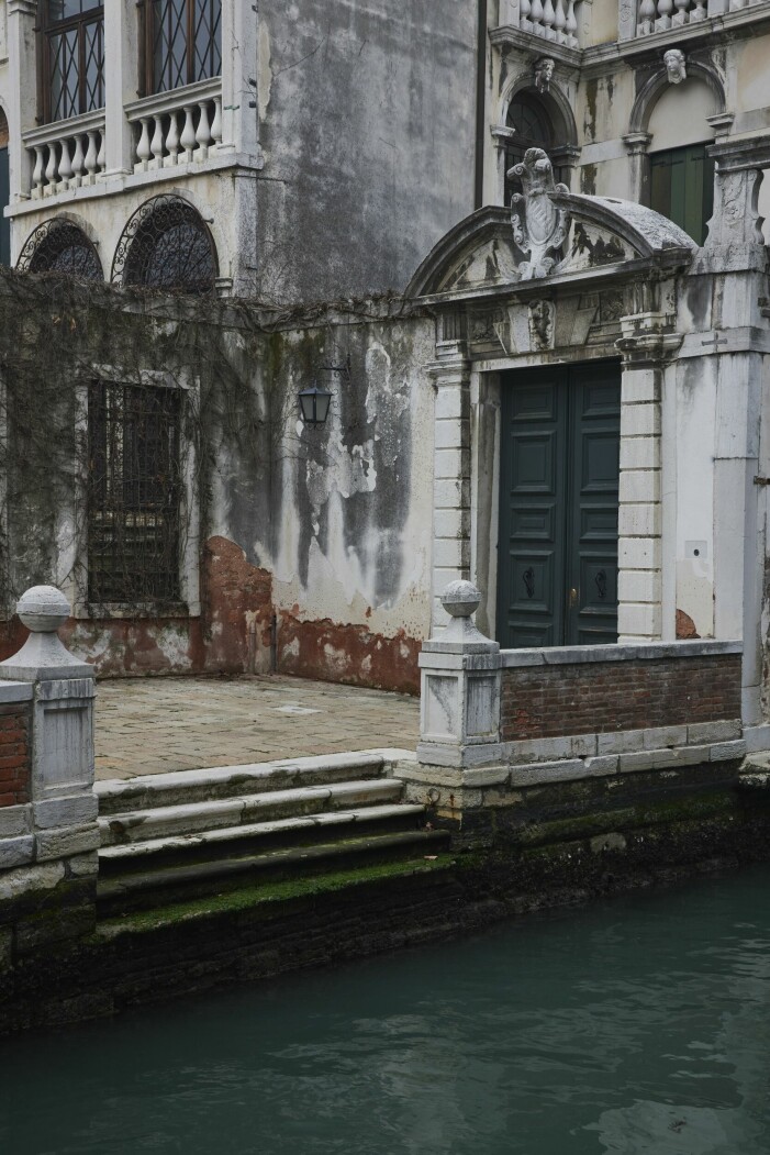 Absolut sjötomt och brygga med gondoldjup. Alldeles intill den lilla kanalen Rio Marina ligger Palazzo Gradenigo, där Toto Bergamo Rossi bor på första våningsplanet. Intill den lilla kanalen Rio Marina ligger Palazzo Gradenigo.