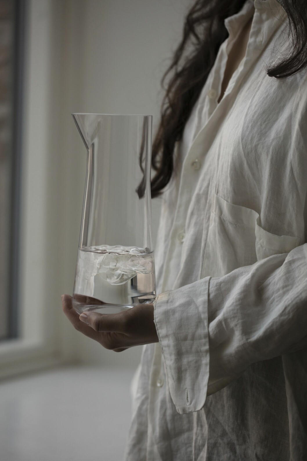 Karaffen i serien Informal finns i varianterna klart och färgat glas i svart eller oliv med tillhörande skål. Karaff i serien Informal från Orrefors.