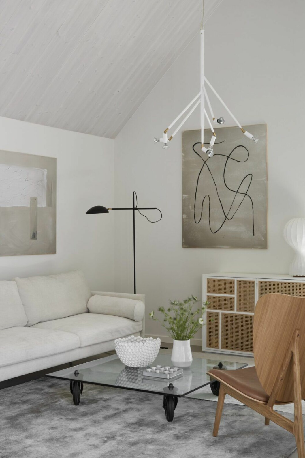 Sittgruppen i vardagsrumsdelen av det stora sociala rummet består förutom The Elephant chair också av soffan Juno från Sits furniture och soffbordet Tavolo con ruote av Fontana arte. Vas, Eva solo, skål, Jotex, och ljusstake, Stumpastaken från Born in Sweden. Mot väggen står byrån Air från Designhouse Stockholm och tavlorna kommer från Wall of Art. I taket hänger lampan Kvist från Örsjö belysning och vid soffan står lampan Spoon av Hanna Wessman för Watt & veke. vardagsrum Boo Wiklander