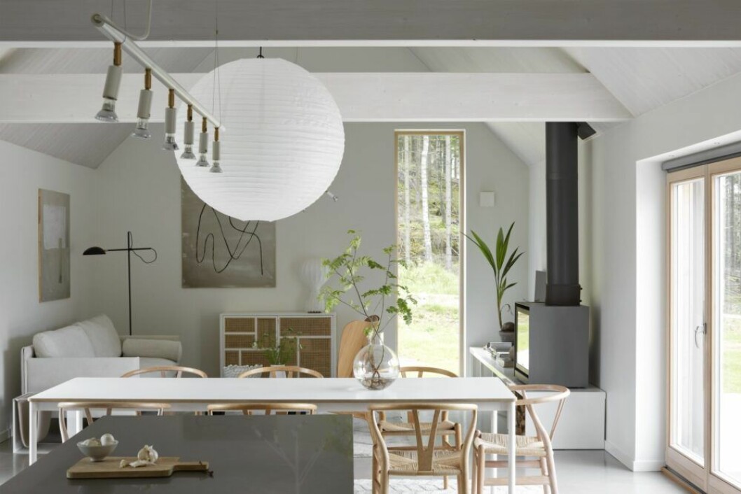 Matbordet är Base table från Muuto och stolarna CH24 Wishbone chair från Carl Hansen & Søn. Mattan kommer från Classic collection. Matplats Boo Wiklander