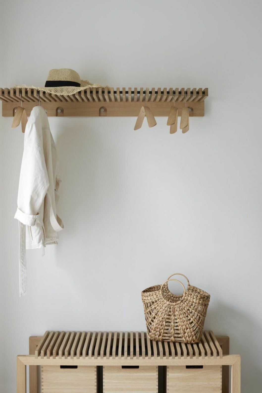 Vackert och praktiskt på samma gång. Hallmöblerna utgörs av hatthyllan Cutter wardrobe, bänken Cutter bench och lådorna Cutter box från Skagerak. Hatten och jackan kommer från & Other stories och väskan är ett loppisfynd.