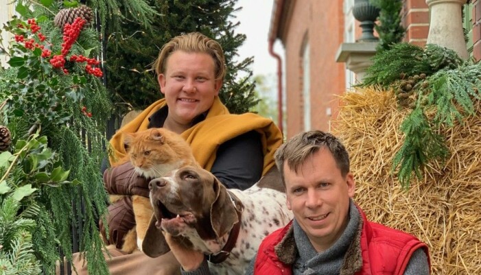 Det finns inte en odekorerad plätt när Karl Fredrik och Petter ska fira jul och nyår. Här tillsammans med hunden Hamlet och röde katten Leopold.