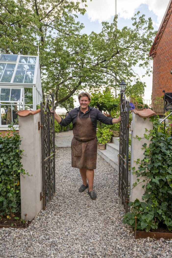 Karl Fredrik Gustafsson driver inredningsfirman och blomsterbutiken Eklaholm, strax Öster om Hagestad på Österlen.