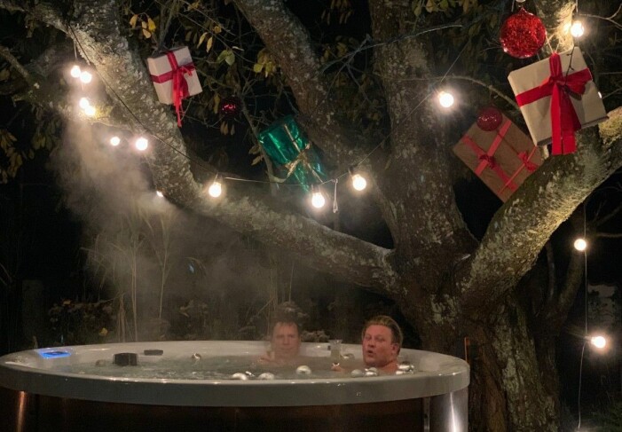 I utomhusbadet kan Karl Fredrik och Petter koppla av året om.