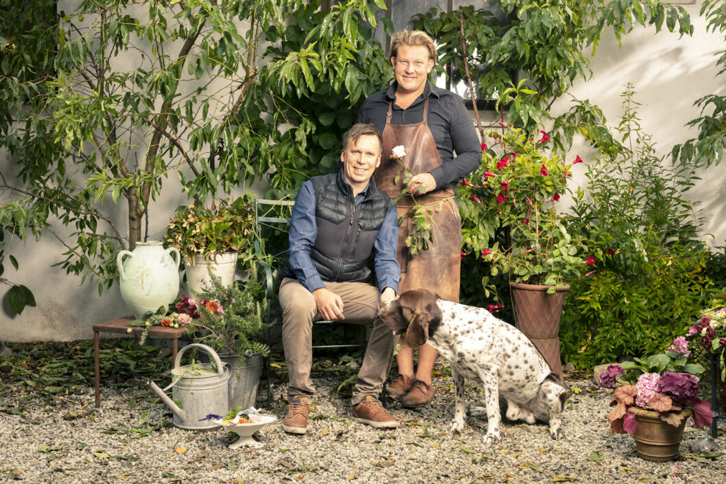 Karl Fredrik Gustafsson med sambon Petter Kjellén och hunden Hamlet.