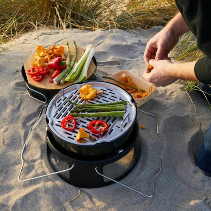 Den medföljande skärbrädan är perfekt att använda när du ska förbereda och servera maten. bärbar kolgrill