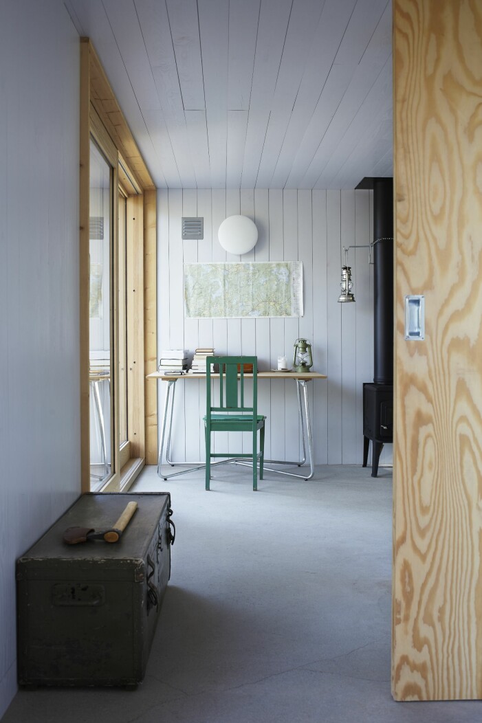 Föräldrarnas sovrum. Under pandemin fungerar »tvagningshörnet« som arbetsplats. Kika in i arkitektritade huset. Här lever man spartanskt utan el och vatten.