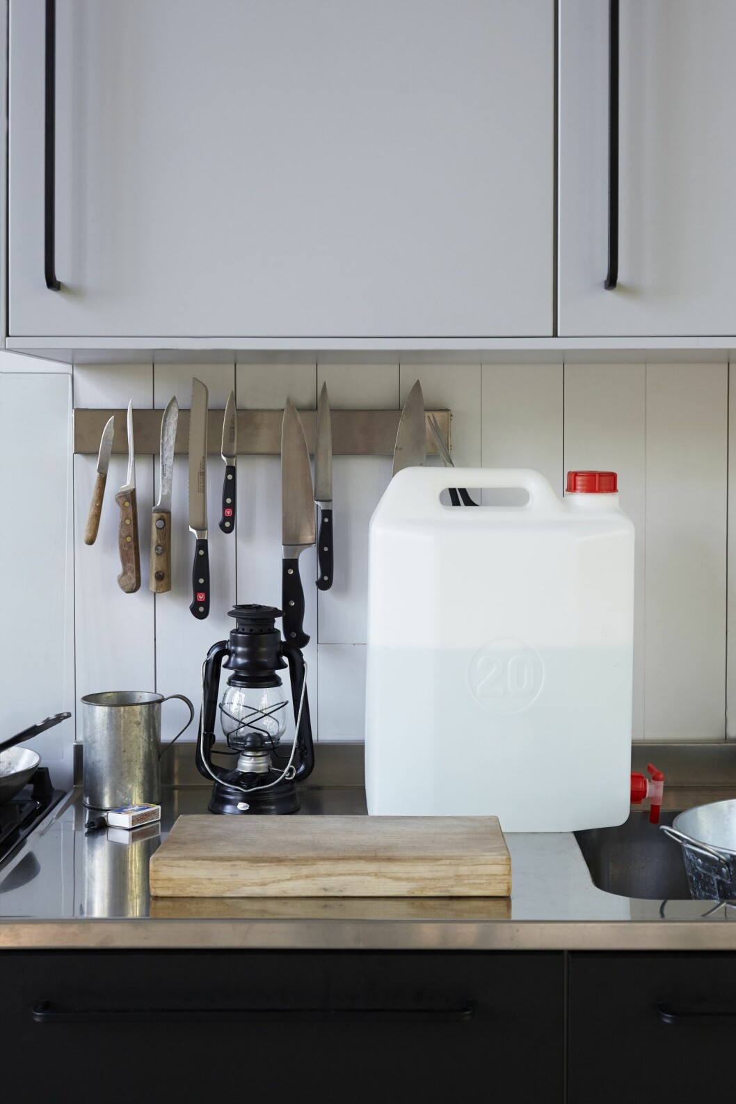 Vattendunken skvallrar om det enkla levernet. Kika in i arkitektritade huset. Här lever man spartanskt utan el och vatten.