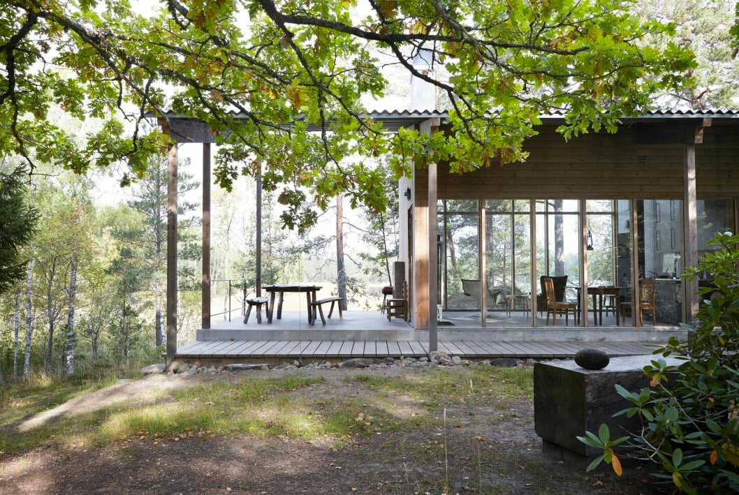 Från entrésidan i söder ter sig huset nästan helt transparent. Kika in i arkitektritade huset. Här lever man spartanskt utan el och vatten.