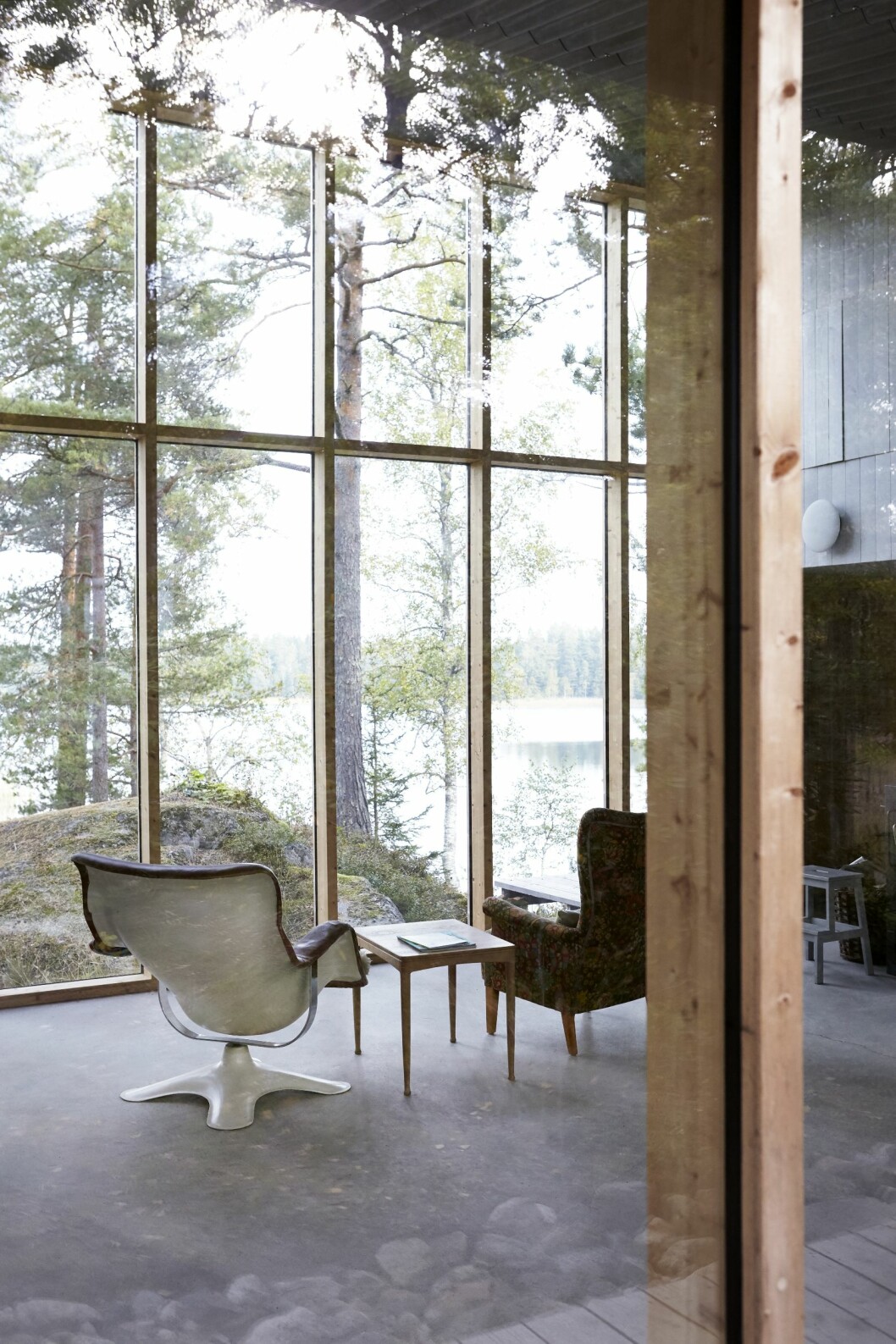 De manshöga fönstren är monterade mot ett ramverk i limträ med en enkel täcklist lagd över gummifogarna. De slanka karmarna betonar vardagsrummets dubbla takhöjd. Kika in i arkitektritade huset. Här lever man spartanskt utan el och vatten.