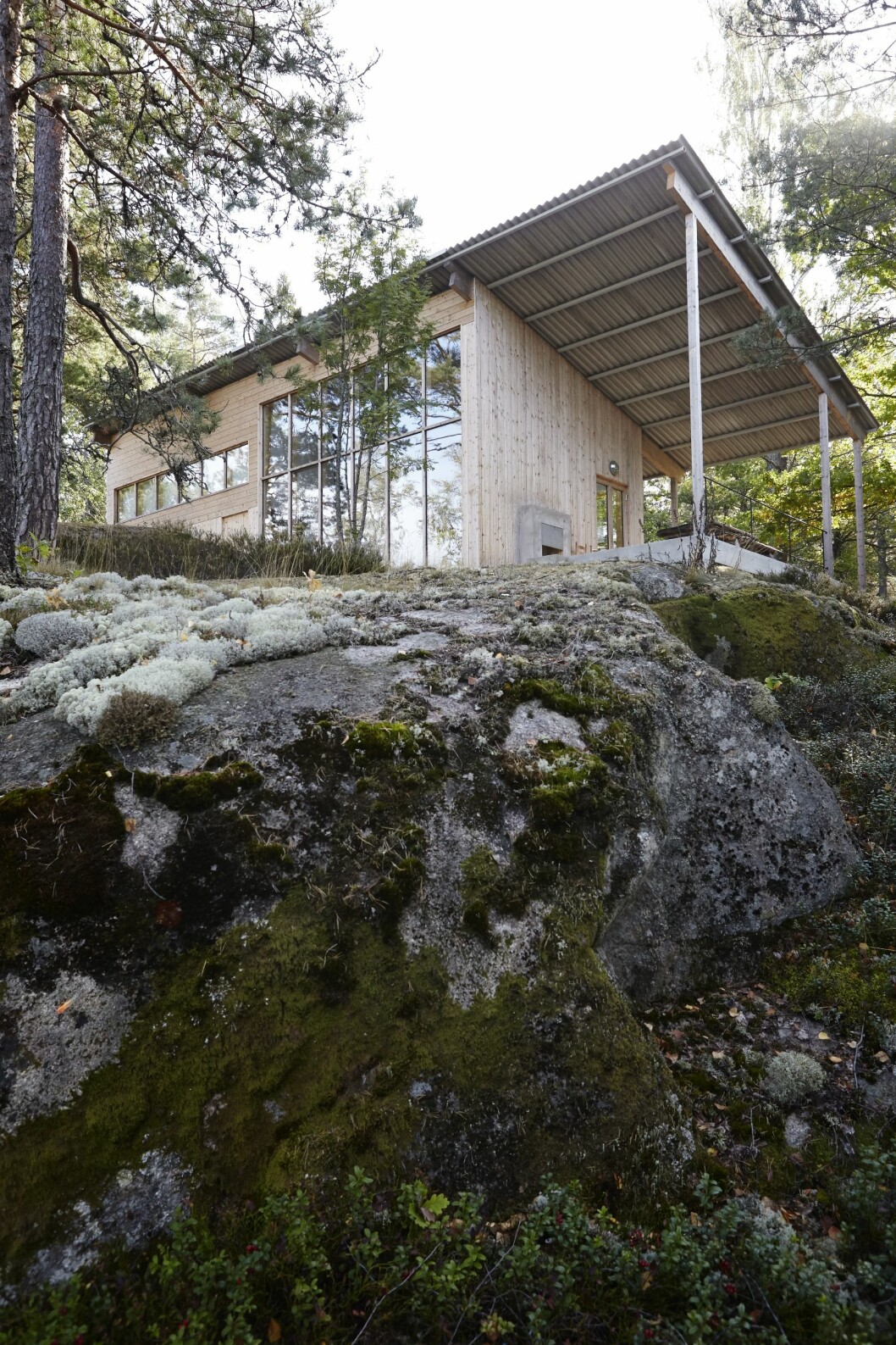 Norrfasaden. Villan är nogsamt placerad i terrängen, dels för att skona naturen, men också för att maximera utsikten mot den intilliggande sjön. Kika in i arkitektritade huset. Här lever man spartanskt utan el och vatten.