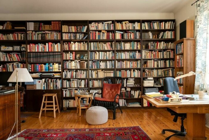Ett av våningens 4,5 rum används som bibliotek och arbetsrum. Kika in i fantastiska våningen – med utsikt över stadsbiblioteket