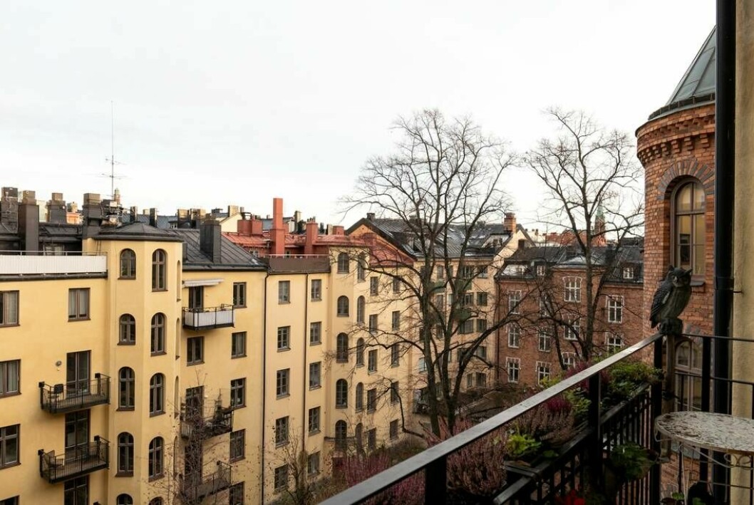 Stor balkong med morgonsol. Tornrummet (trapphuset) nås från köket via den gamla köksingången. Kika in i fantastiska våningen – med utsikt över stadsbiblioteket