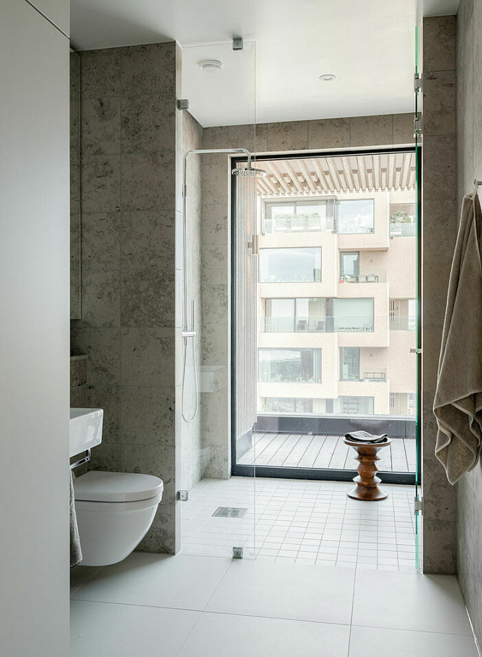 Självklart finns även dusch. Penthouse till salu i Norra tornen, dusch