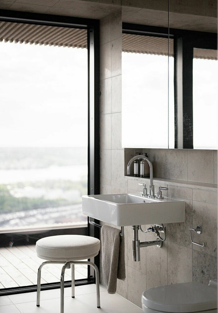 Moderna detaljer i badrummet. Penthouse till salu i Norra tornen, badrum