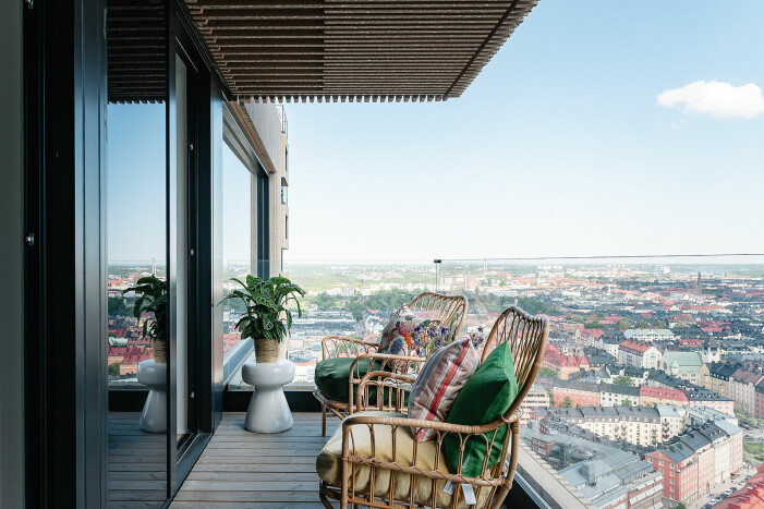 En av många tillgängliga uteplatser med en minst sagt svårslagen utsikt. Penthouse till salu i Norra tornen, balkong