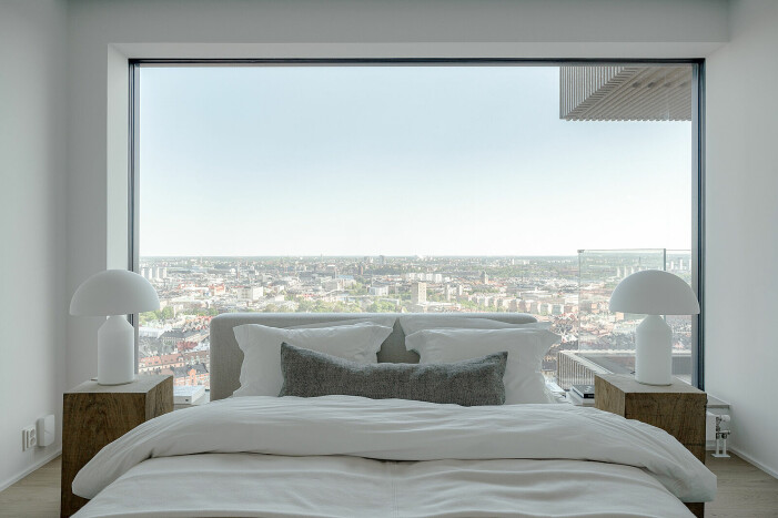 Ett av lägenhetens sovrum. Penthouse till salu i Norra tornen, sovrum