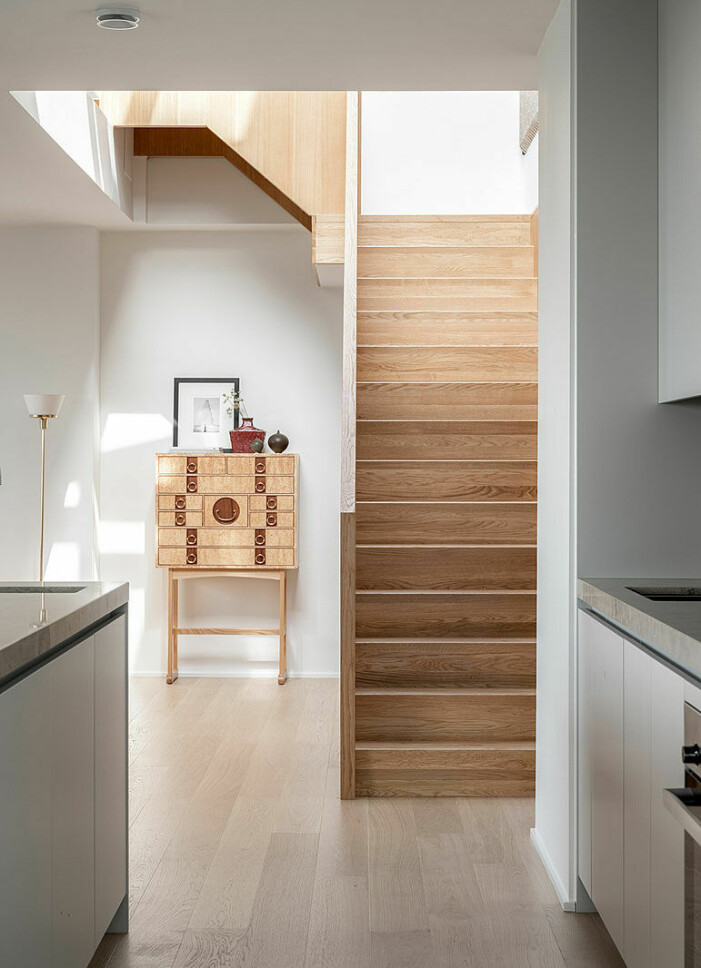 Naturnära trä genomsyrar flera detaljer i hemmet, stora som små. Penthouse till salu i Norra tornen, trappa