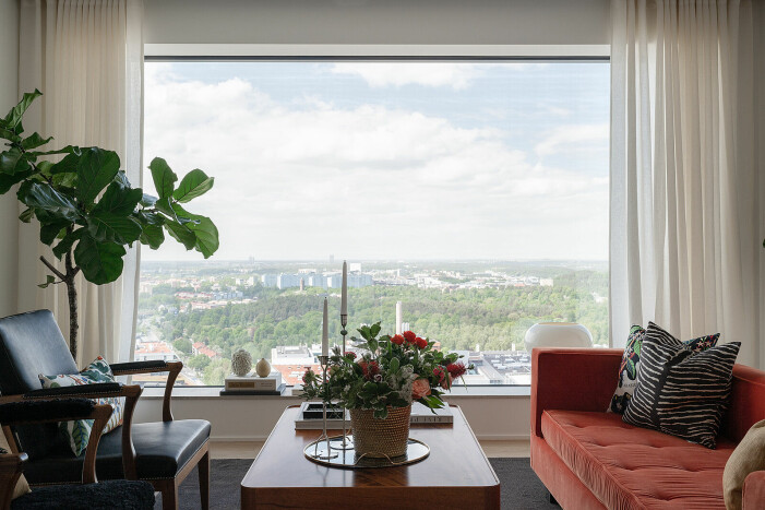 Vardagsrummet, även den med maffig utsikt. Penthouse till salu i Norra tornen, vardagsrum