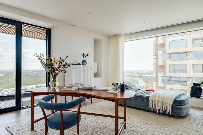 Plats för både arbetshörna och avkoppling. Penthouse till salu i Norra tornen, hemmakontor