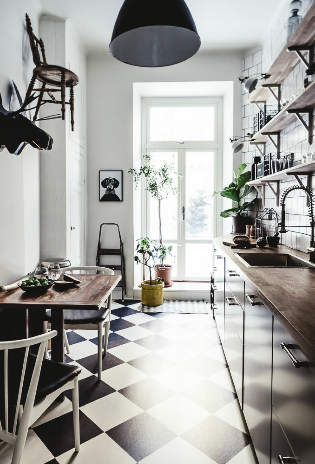 Foto och styling: Emily Dahl kitchen-with-checkered-floors