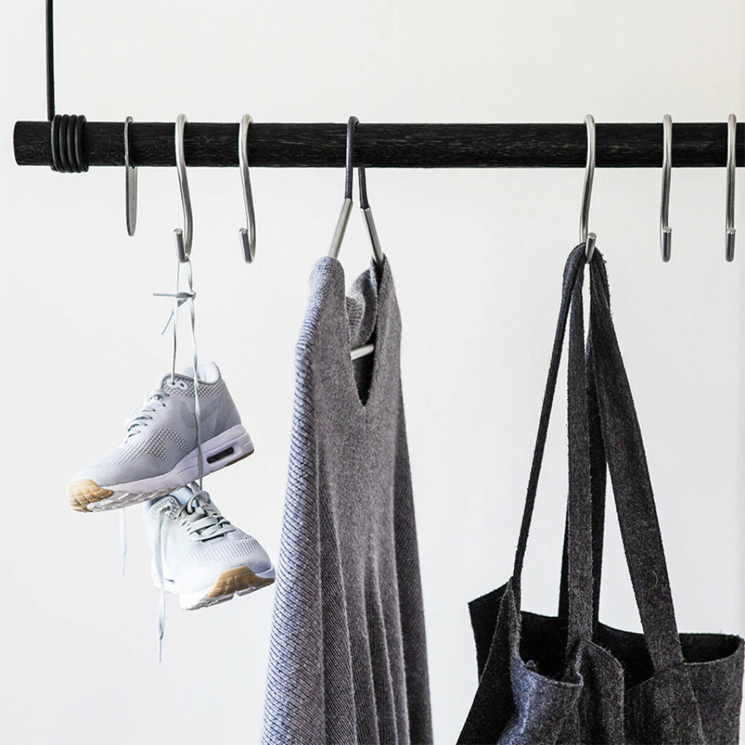Svart compact living klädhängare