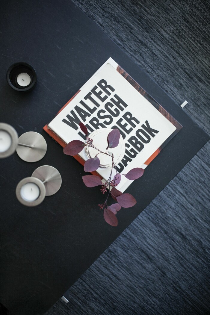 Svenskt foto ligger paret Holst, och särskilt Jesper, varmt om hjärtat. Coffee table books och ljus