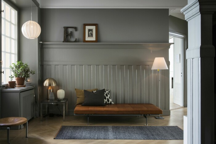 Dagbädden och pallen är designade av Poul Kjærholm. Tyglampa, Norrgavel och Oluces Atollo i hörnet. Matta, Design house Stockholm. Kuddar Norrgavel och Chhatwal & Jonsson. Dagbädd