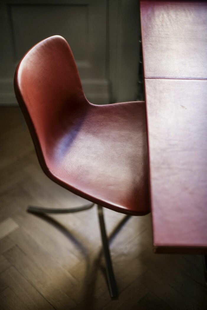 Poul Kjærholms stol <span class=" italic" data-lab-italic_desktop="italic">PK9</span> i vinrött läder och arbetsbordet <span class=" italic" data-lab-italic_desktop="italic">PK40</span>, som Jesper fick i 40-årspresent av sina danska föräldrar. PK9 i vinrött läder