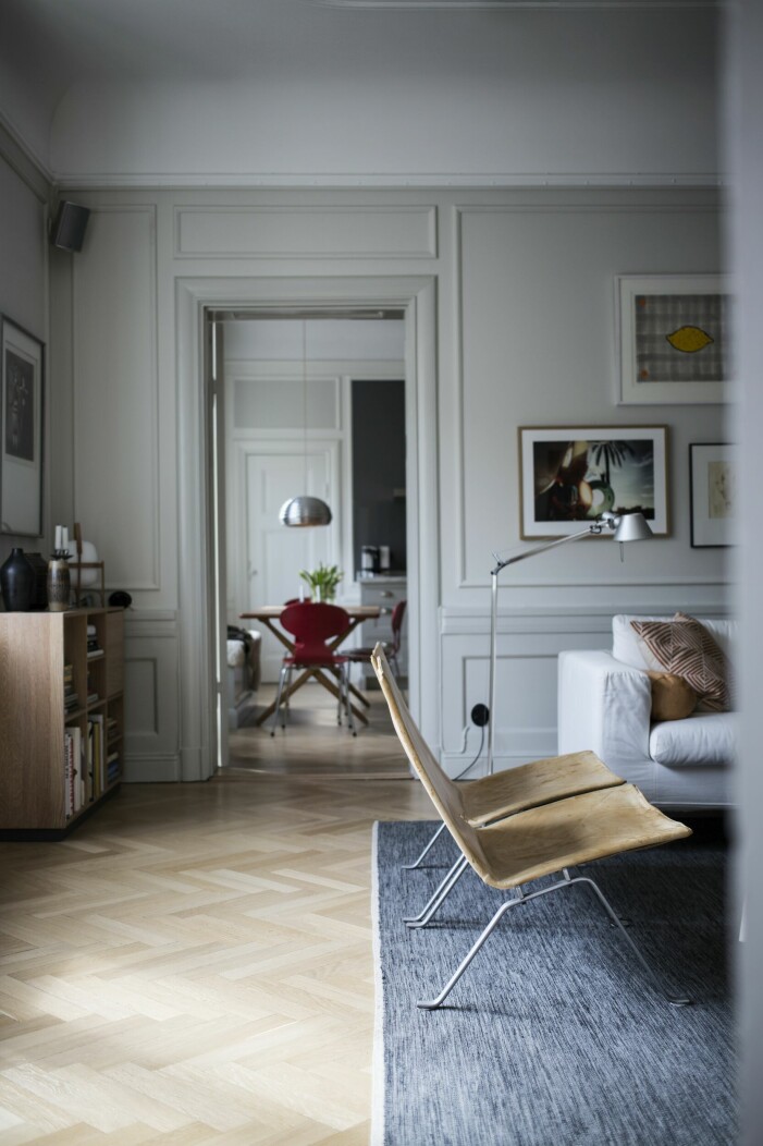 Gamla soffor från Asplund, Poul Kjærholms klassiker <span class=" italic" data-lab-italic_desktop="italic">PK22</span>, matta från Norrgavel och lampa, Artemide. Minimalistiskt vardagsrum