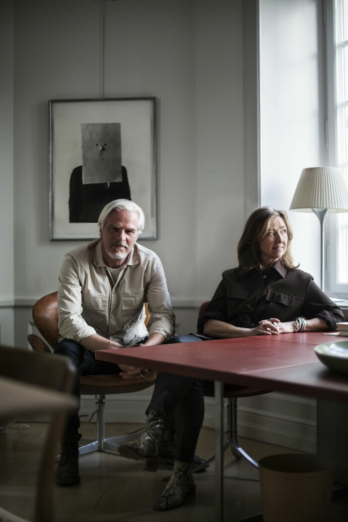 Lotta i en stol av Kjærholm och Jesper i Jacobsens Svanen. Foto, Irving Penn, och lampa, Flos. Jesper Holst och Lotta Nyrén Holst