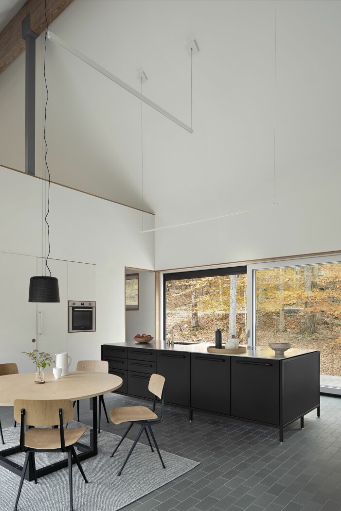 Bordet har designats av arkitekterna Todd och Maria som bor i huset, matstolar, Hay, pendellampa, Vipp, matta och koppar från Vipp.